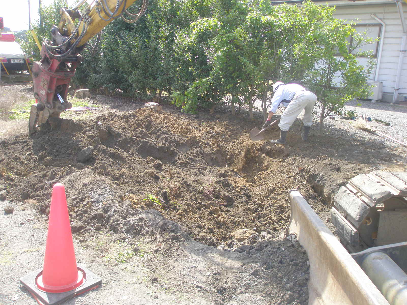 池田工芸が自立式看板を撤去している様子