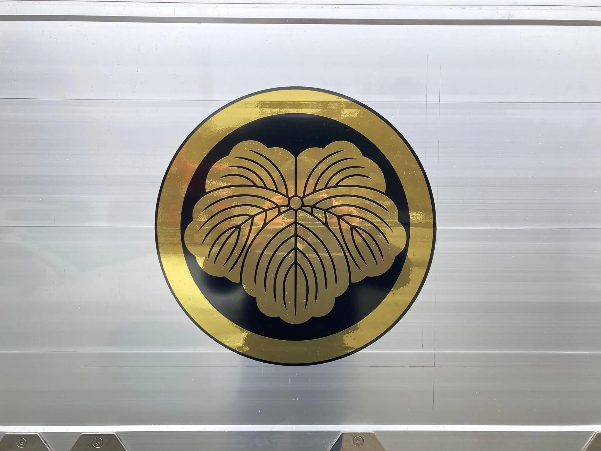 池田工芸が作製した片桐運輸の家紋カッティングシート